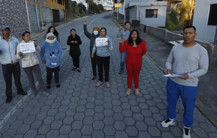 La Pulida. Con pancartas, moradores pidieron que se eliminen los cobros excesivos en sus impuestos. Dicen que el tramo intervenido no representa esos valores.
