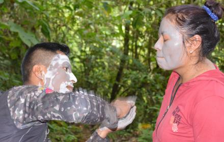 Usos. El barro del Gran Cañón, rico en minerales, es utilizado como mascarilla para turistas y habitantes.