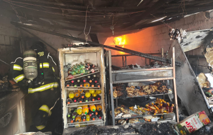 Un incendio se produjo en un local comercial, ubicado en Chillogallo, en el sur de Quito.