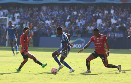 Encuentro entre Emelec y Deportivo Cuenca.