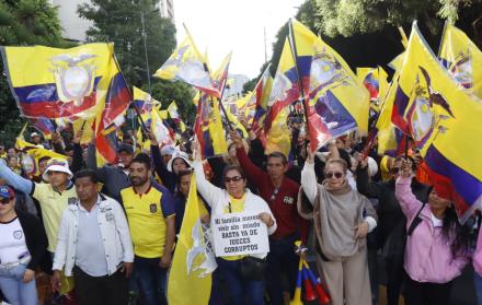 Simpatizantes afines al presidente Daniel Noboa se concentran en diversas calles de Quito.