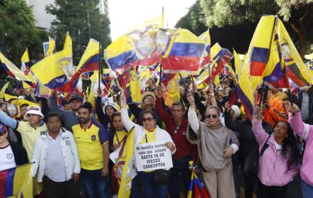 Manifestantes han salido a las calles de Quito para apoyar al presidente Daniel Noboa.