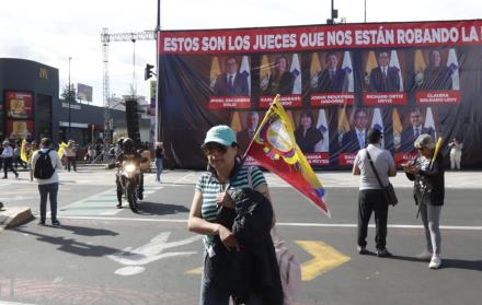 Una de las pancartas ubicadas en la av. Patria, colocada en contra de los jueces de la Corte, cayó sobre las personas en la av. 10 de Agosto, cerca del puente del Guambra.