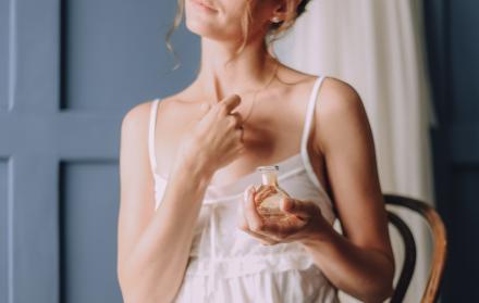 nina-en-la-manana-usa-un-perfume-alrededor-de-su-cuello