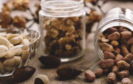 vista-de-cerca-de-nueces-en-vasos