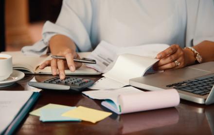 emprendedor-trabajando-con-facturas