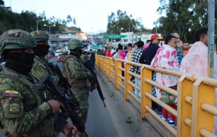 Integrantes de las Fuerzas Armadas de Ecuador custodian un grupo de presos colombianos en el paso fronterizo entre Ecuador y Colombia este viernes, en Rumichaca