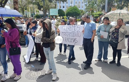 Pacientes renales marchan en Loja para exigir pagos a clínicas de diálisis.