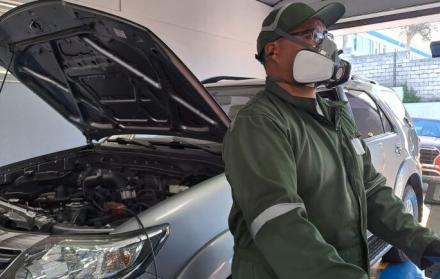 Los usuarios pueden realizar la revisión vehicular en los seis centros habilitados por el Municipio de Quito.