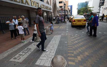Infraestructura peatonal dañada en Guayaquil