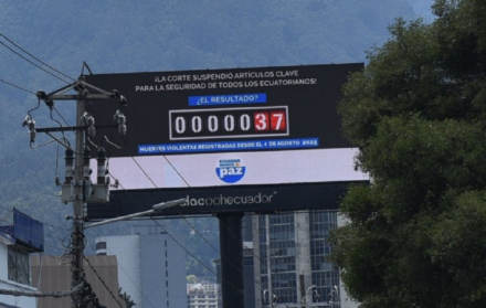 Valla publicitaria contra la Corte Constitucional.