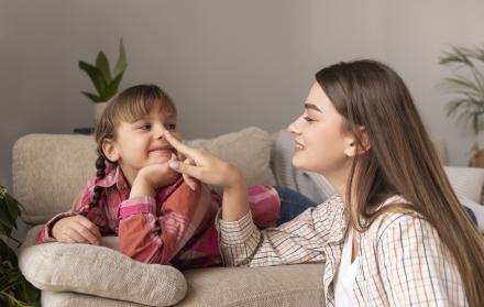 madre-e-hija-en-casa