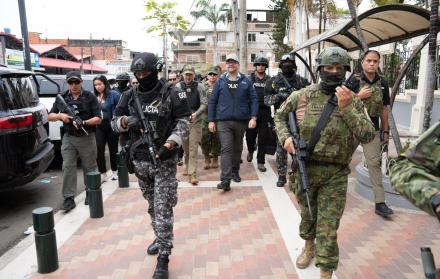 El ministro del Interior, John Reimberg, denuncia que una jueza liberó a 20 presuntos miembros de una organización criminal.