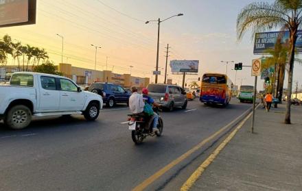 PERSONAS EN MOTO