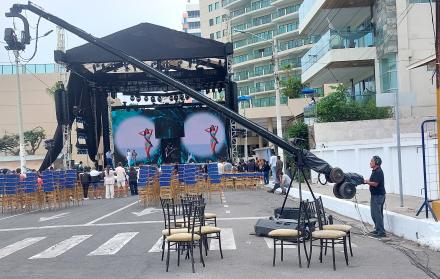 El montaje del escenario donde se efectuará la gala quedó listo la mañana de este sábado