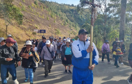 El esfuerzo físico no detiene a los devotos que caminan junto a la
