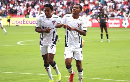 De la Cruz y Bryan Ramírez en el festejo del empate de Liga de Quito.