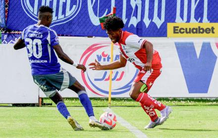 Técnico Universitario recibe a Emelec en el estadio Bellavista.