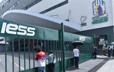 En el Hospital del IESS, del sur de Quito, donde pacientes esperan para acceder al servicio.