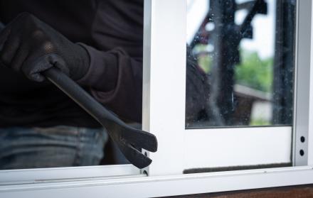 los-ladrones-visten-sombreros-negros-levantan-ventanas-roban-cosas