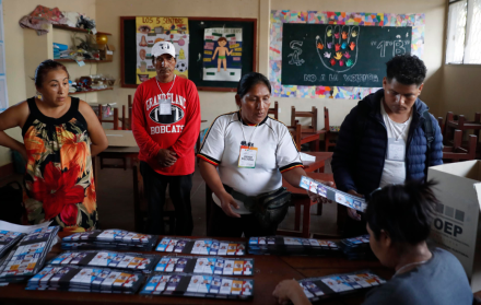 Jurados cuentan votos al cierre de la jornada de elecciones generales de Bolivia este domingo, en el municipio de Villa Tunari (Bolivia).