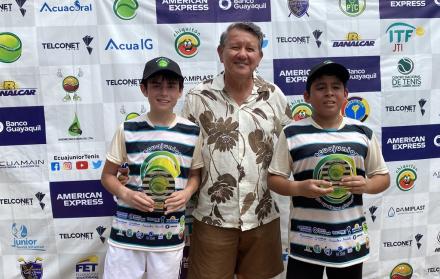 Jonhny Saldivias, director del torneo Ecuajuniors, durante la premiación a jugadores de 13 años.