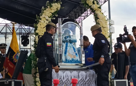 La Policía Nacional resguarda el recorrido de la Virgen del Cisne para garantizar la seguridad de los fieles.