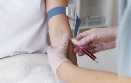 profesional-de-la-salud-de-alto-angulo-extrayendo-sangre