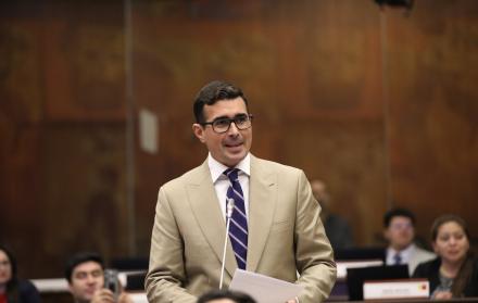 El asambleísta de ADN, Andrés Guschmer, planteó la moción sobre la situación de la salud en el país.