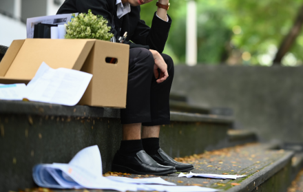 El bono de desempleo del IESS ayuda a cubrir gastos básicos mientras se busca un nuevo empleo.
