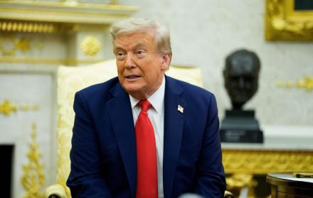 La administración Trump amplió su estrategia para enviar migrantes a terceros países, según reportes de CBS News.