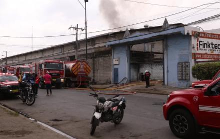 Bomberos combaten el incendio en una bodega de cables en la vía a Daule, Guayaquil.
