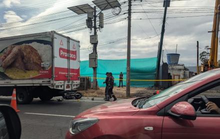 Un motociclista y un camión estuvieron involucrados en el accidente en la avenida Simón Bolívar.