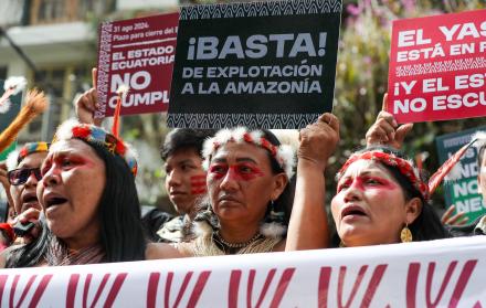 Indígenas waorani y organizaciones defensoras del medioambiente denuncian que el Gobierno ha incumplido con el cierre de los pozos petroleros en el Yasuní.