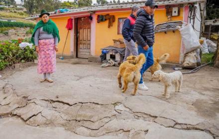 Varias viviendas registran grietas en su estructura en Cuturiví, en Pujilí.