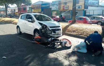 La moto quedó debajo del auto, después del accidente entre ambos vehículos en el norte de Quito.
