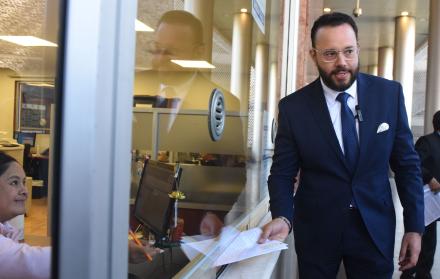 Documento. Gonzalo Albán dijo que entregó el fallo del TCE, en el que le permite su habilitación.