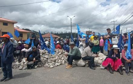 paro en contra del proyecto loma larga