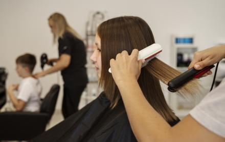 chica-peinandose-en-la-vista-lateral-del-salon