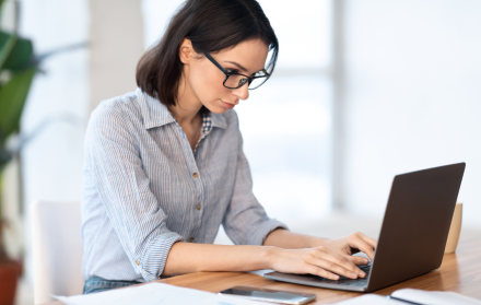 mujer computadora