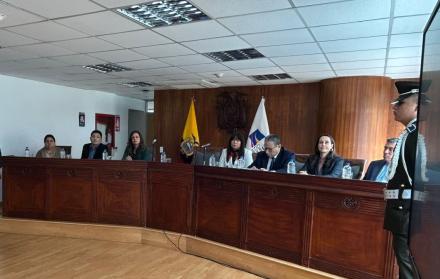 Los jueces de la Corte Constitucional escuchan a los demandantes y a los representantes del Ejecutivo y Legislativo, en la audiencia contra la Ley de Solidaridad.