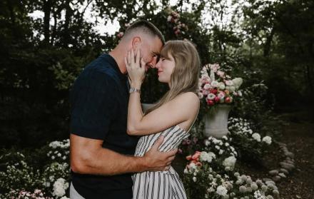 Taylor Swift y su novio Travis Kelce se comprometen
