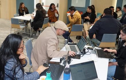 El nuevo reglamento interno restringirá que los funcionarios del Sercop usen celulares en las oficinas de la entidad.