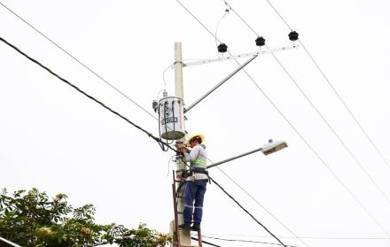 Comuna El Delfín recibió el servicio de energía eléctrica