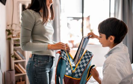 La normativa establece que el gasto en uniformes, útiles escolares, plataformas digitales y textos no debe superar el valor del décimocuarto salario.