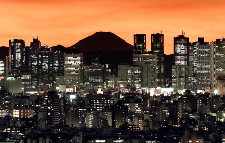 El pico del monte Fuji puede verse sobre los rascacielos Shinjuku en Tokio al amanecer el miércoles 27 de diciembre de 2006.