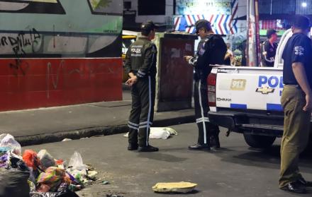 Hallan a bebé entre fundas de basura en Guayaquil