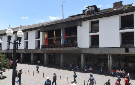 La fachada del Municipio de Quito, en donde trabajan el alcalde y concejales, que ganan alrededor de 2.530 dólares.