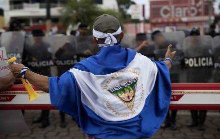 Joven con una bandera de Nicaragua
