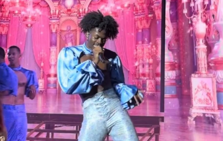 El rapero Lil Nas X, reconocido por su tema éxito Old Town Road, que se hizo viral en TikTok, fue detenido en Los Ángeles la madrugada del 21 de agosto de 2025.